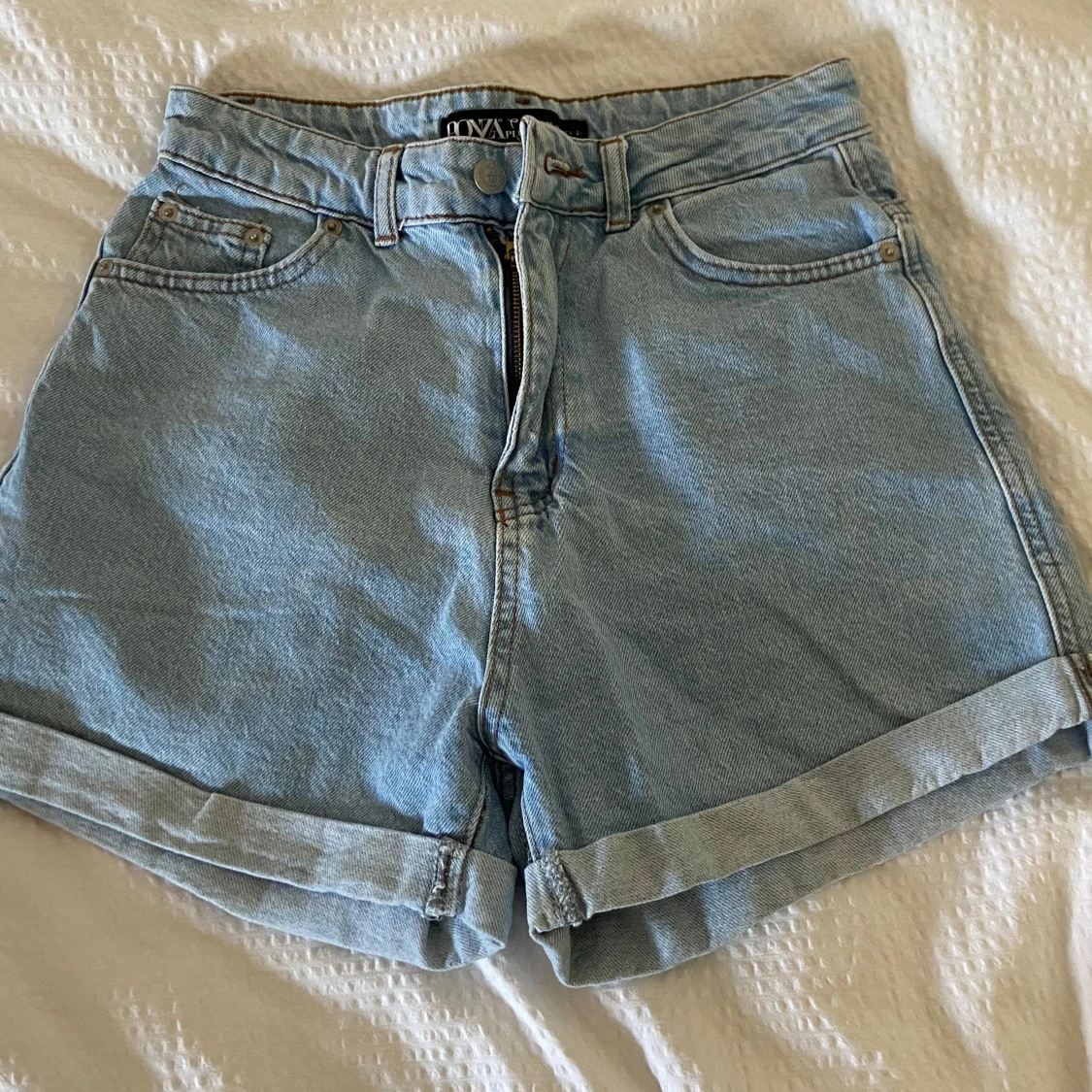 Ljusblå jeansshorts med hög midja