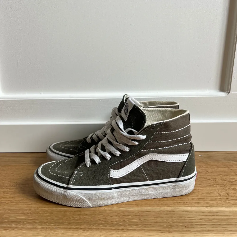 Säljer ett par höga gröna Vans i jätte bra skick! Ingen box medföljer☺️. Kengät.
