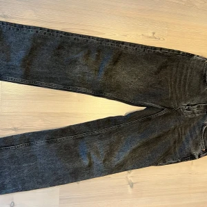 Svarta straight jeans - Säljer ett par svart/gråa jeans från Gina tricot med rak passform. Jeansen har normal midja. Säljer pga av att de inte passar mig längre. Storlek 36. Mycket bra skick 
