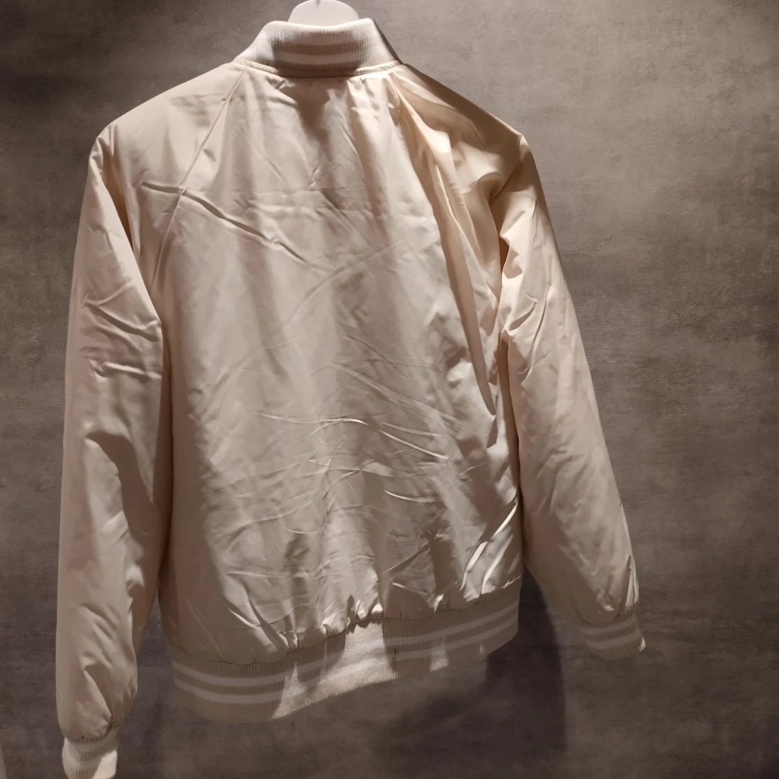 Beige bomberjacka från BikBok - 2