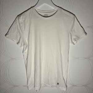 Ralph Lauren t-shirt - Vit t-shirt från Polo Ralph Lauren i storlek M. Mjuk och klassisk modell med svart logga. Använd några få gånger, fint skick.  Hör av dig vid intresse! 🙌
