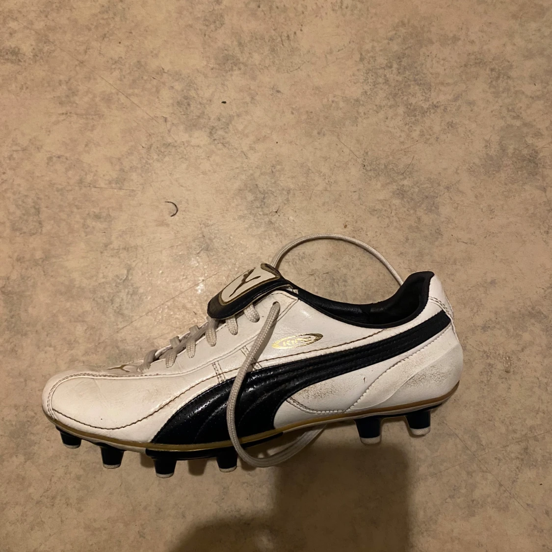Puma King fotbollsskor i vitt och svart limited edition MCMLXVII
