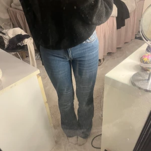 Blå bootcut jeans från Gina - Superfina bootcut jeans från Gina Tricot! Storlek 32. Lite slitningar längst ner men inget man lägger märke till. Mid-waist