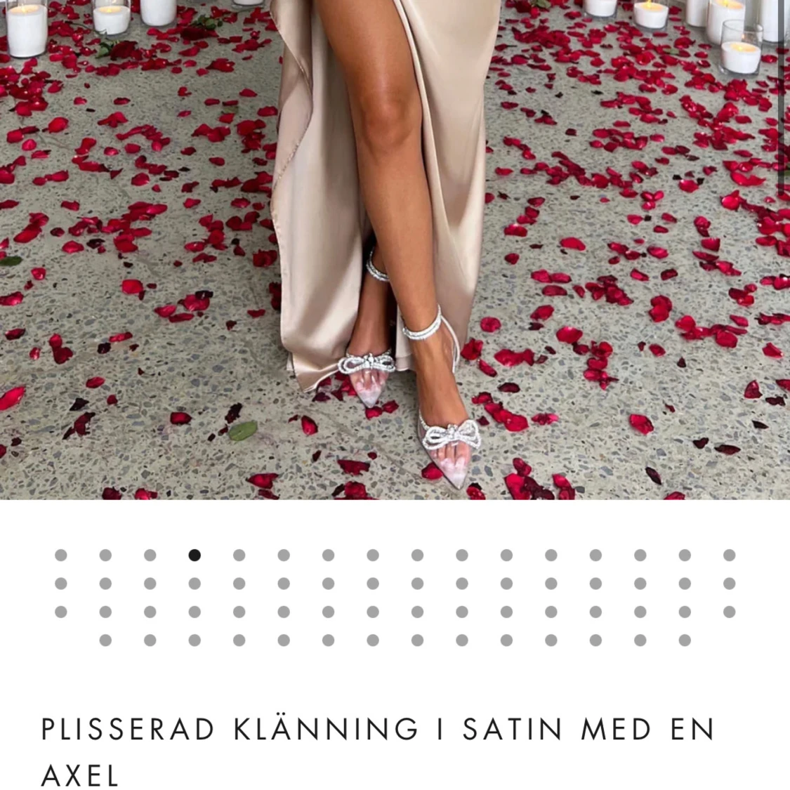 Champagnefärgad långklänning i satin med slits - 2