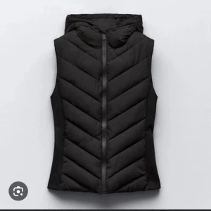 Zara väst - Säljer denna Zara väst. Kom privat för bilder. 