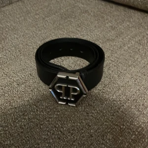 Svart skärp från Philipp Plein - Philipp Plein bälte helt nytt använt några gånger, box kvitto och sånt följer med om ni vill! Pris kan också diskuteras.