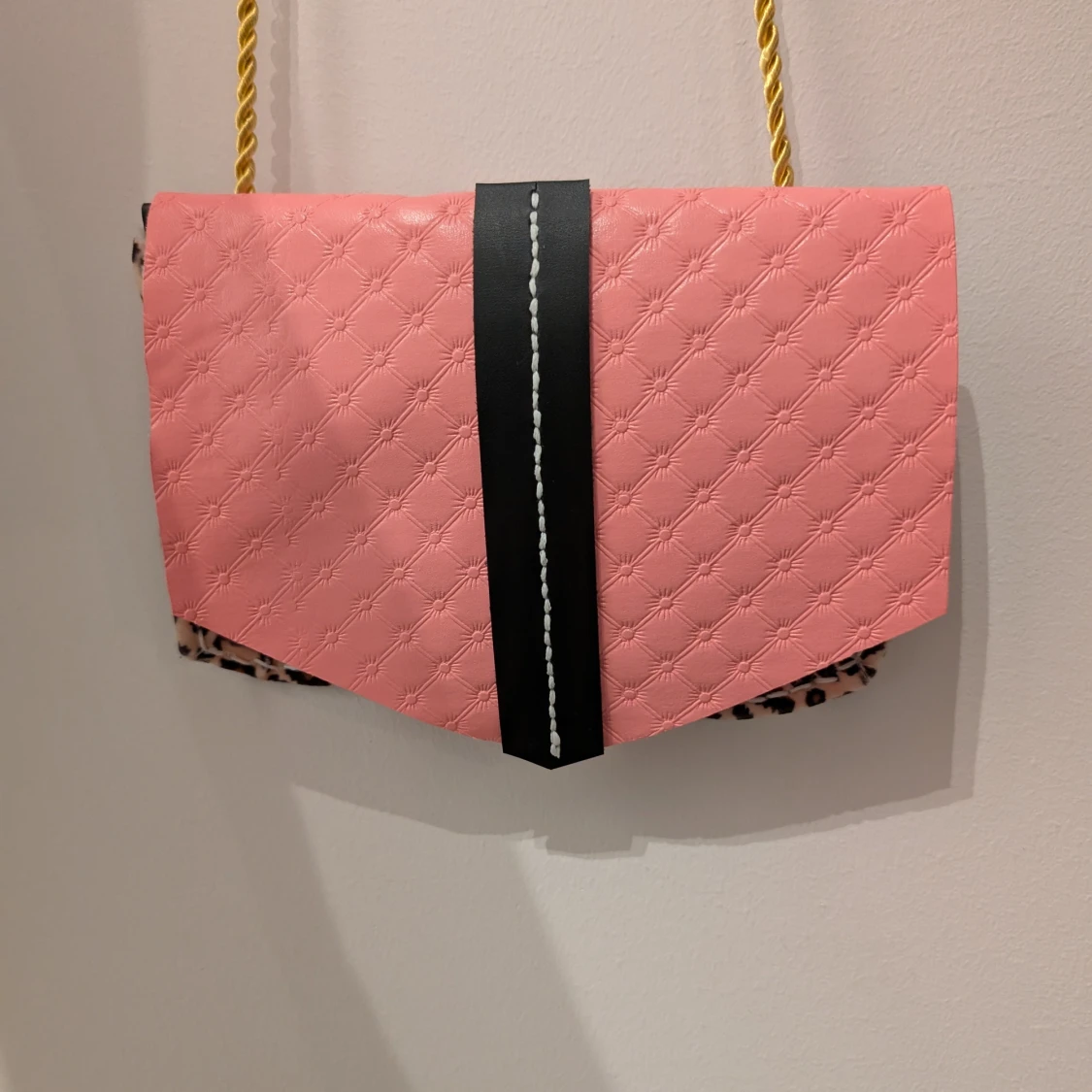 Rosa quiltad kuvertväska