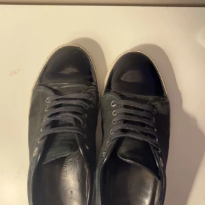 Svarta Lanvins  - Tjena! Säljer mina stilig Lanvins då de börjar bli för små. Riktigt snygga och passar till allt🤩 Storlek 41, men passar större. Skick 7/10, bra skick förutom lite små slitningar som ni ser på bilderna. Sjukt bra pris och hör av er vid minsta fundering. (Bara skor ingår)