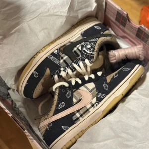 Nike SB Dunk - Travis Scott - Säljer ett par unika Nike SB Dunks - Travis Scott som jag har haft i lager ett bra tag. Fick tag på skorna genom att byta ett par andra skor mot dom i SneakerCon. Sen dess har skorna bara legat här. Vill bli av med dom snabbt eftersom ska ta ett större steg i livet då jag sparar inför ett hus. Priset kan diskuteras(inga byten) Skorna har aldrig används och var snäll och fråga mig om du har funderingar angående skorna.