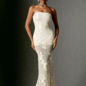 Balklänning/aftonklänning - Så sjuuukt fin klänning från Bella Barnett! Balklänning/aftonklänning❤️❤️ Helt ny med prislapp!! (Endast testad) Kostar nypris ca 1100kr +frakt och lång leveranstid…  färgen är krämvit!