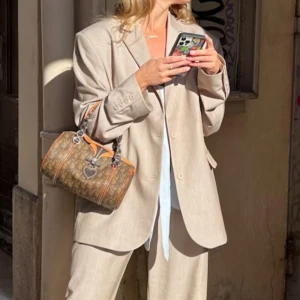  Kavaj från Djerf - Beige kavaj från Djerf. Finns endast i x antal exemplar och slutsåld på hemsidan. Jag har storlek XS och då är den lite oversize. Är dock en S/36 person så skulle säga att den är lite stor i storleken. 