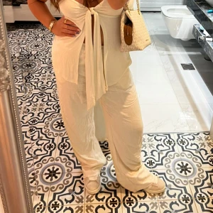 Beige mjukisbyxor från Soyaconcept - Säljer ett par superbekväma beige mjukisbyxor från Soyaconcept. De har en loose passform med dragsko i midjan för extra komfort. Perfekta för en avslappnad stil. 🩶