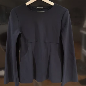 Svart långärmad topp från Zara - Elegant mörkblå/svart långärmad topp från Zara. 