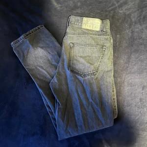 Gråa jeans  - Snygga grå jeans. Perfekta för en avslappnad stil. De har en rak passform och är tillverkade i slitstarkt denim.