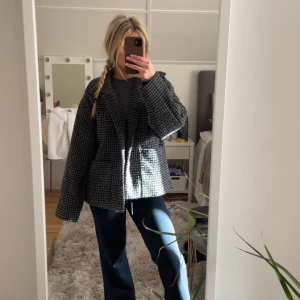 Rutig kappa från Monki - Säljer en rutig kappa från Monki som passar till höst och vår. Anvöns många gånger men väl omhändertagen och inga synliga skador.