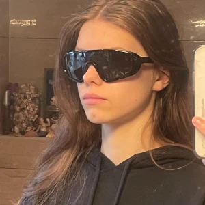 Svarta solglasögon - Snygga svarta solglasögon med bred båge och mörka linser. Perfekta för en cool look och skydd mot solen. Passar både för vardag och speciella tillfällen.