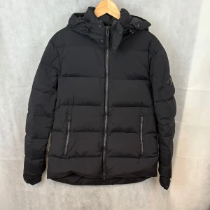 J.lindeberg dunjacka  - Fint skick! Modellen är 185 och bär L, sitter som M