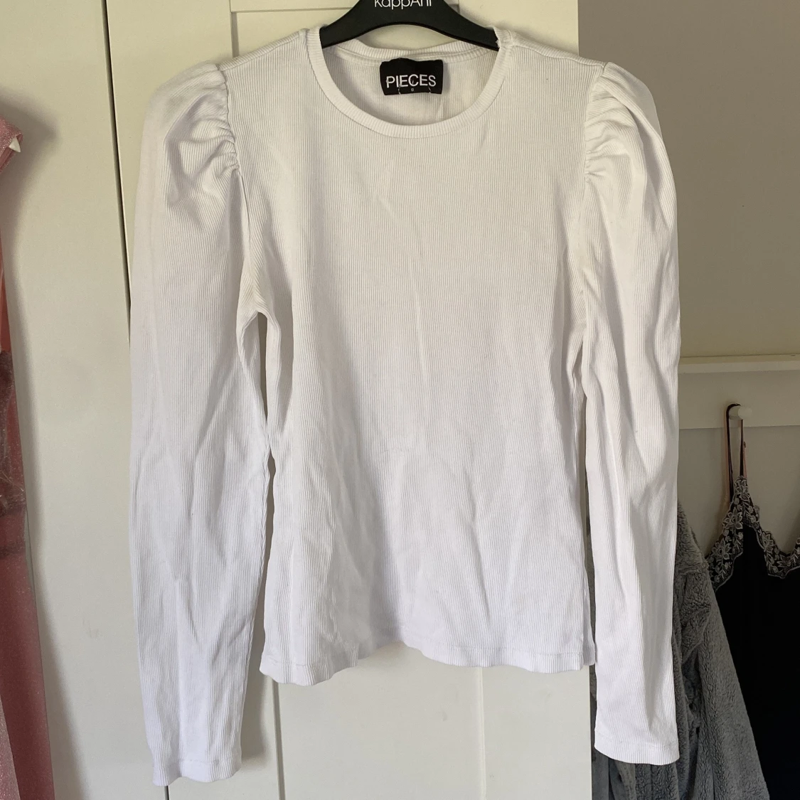 Vit ribbad långärmad topp från Pieces