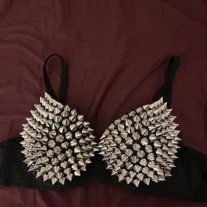 Svart topp med silvernitar - Cool bh med nitar från okänd butik. Köpte den för flertal år sedan och har endast använts en gång då den nu är för liten. Storlek 36/80 alltså ungefär en Medium 