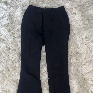 Kostymbyxor bootcut  - Högmidjade bootcut (ser ut som midwaist när man har dem på) 💕💕 dem sitter såå skönt och formar sig perfekt, dem har liten defekt nertill som knappt syns, skriv för bilder  