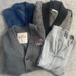 Stickade cardigans i bulk - Säljer nu 4 styckna stickade cardigans i bulk för ett bra pris. Alla för 499. Om du vill köpa de i styck så får du komma med prisförslag. Alla i storlek M och skick 9/10 på alla. Skriv för fler frågor eller bilder.