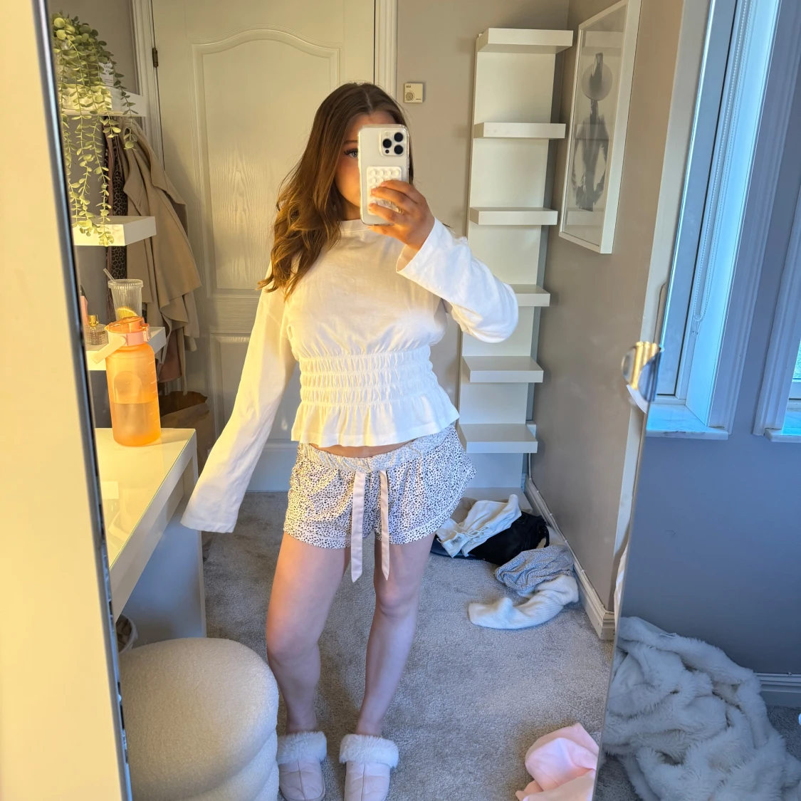 Vit blus med volangdetaljer - 1