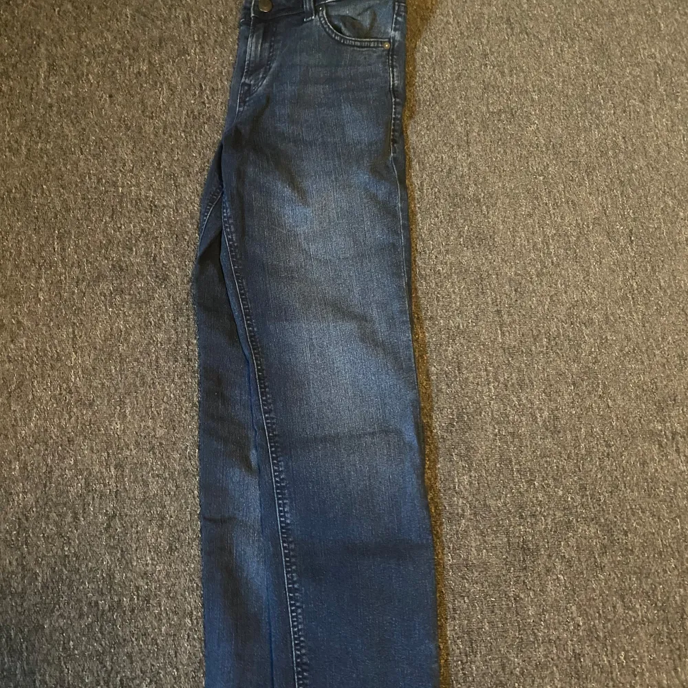 Sköna jeans från Jack and jones. Passform regular. Farkut & Housut.