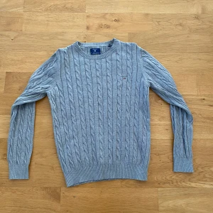 Kabelstickad Gant tröja - Bra skick-skriv om ni har frågor-A=43cm B=45cm C=37cm D=64cm E=60cm