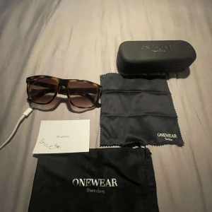 Solglasögon från Onewear - Snygga solglasögon från Onewear som är jävligt feta och för ett bra pris. De har en klassisk form och kommer med ett praktiskt fodral och putsduk. Perfekta för sommarn som kommer nu.