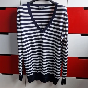 Randig tröja från Mexx - Säljer en stilren randig tröja från Mexx i marinblått och vitt. Tröjan har en v-ringad hals och långa ärmar, perfekt för en avslappnad look. Den är tillverkad i ett mjukt material som känns skönt mot huden.