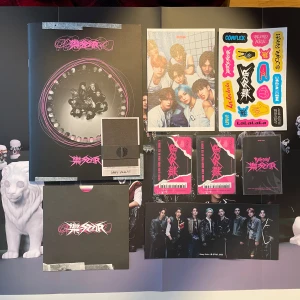 Stray Kids Rock-Star Album - Stray Kids Rock-Star album med fotobok, affisch och photocards. 3 photocards och ett fullt sett av polariods (antingen maknae line eller hyung line)! (Skriv om man vill veta vilka photocards det är!) MAN FÅR MED FREEBIES! (Skicka gjärna vet eran bias är så att man kan får lite mer specifika freebies!)