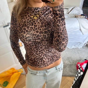 Leopard topp - Superfin leopard tröja i stretchigt material💕använd ett fåtal gånger!!!