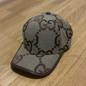 Gucci keps - Säljer min Gucci keps som jag köpt nyligen. Produkten är i mycket bra skick, oanvänd förutom att ha provat den. Priset kan diskuteras vid köp av snabb affär 