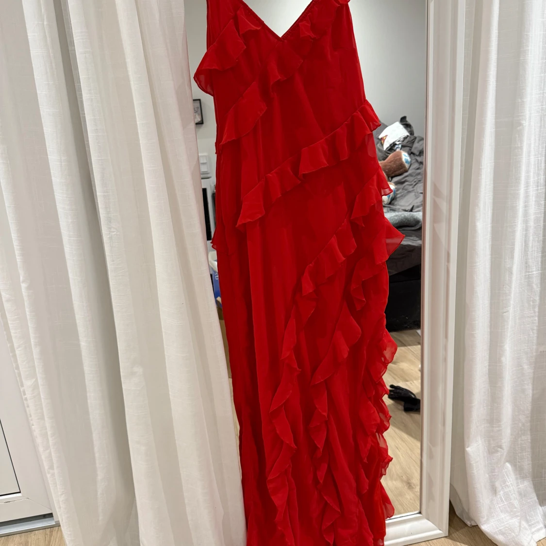 Röd långklänning med volanger