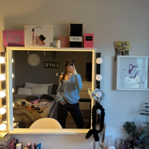 Ljusblå offshoulder stickad tröja - Säljer en mysig ljusblå stickad tröja med offshoulder-design. Tröjan har en avslappnad passform och långa ärmar, perfekt för en stilren och bekväm look.