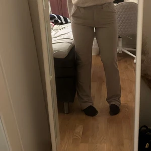 Beige byxor - Snygga beige byxor med normal passform och hög midja. Byxorna har en klassisk design och är tillverkade i ett bekvämt material. De är kostym byxor passar även personer med storlek S då dem är stora i storleken 