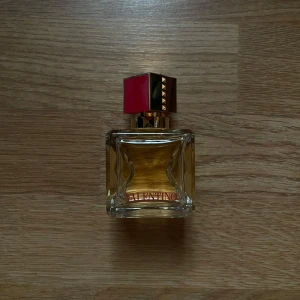 Voce Viva EdP 50 ml från Valentino - 50 ml Parfym från Valentino, luktar suuuper god, jag  har redan en exakt samma så säljer den här 💖dock ingen förpackning kvar ( Ny pris ca 1450kr ) 