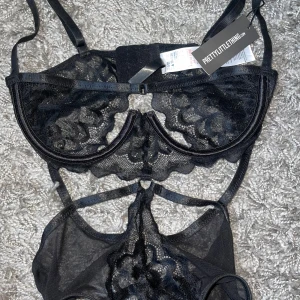 Svart spets body från PrettyLittleThing - Aldrig använd 