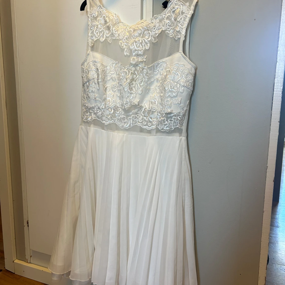 Vit klänning med spetsdetaljer