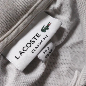 Lacoste piké - "PRIS KAN DISKUTERAS" Säljer min Lacoste piké som jag inte andvänder mer. Finns en defekt på bröstet
