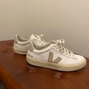 Vejaskor - Veja skor i storlek 39. Använda men inte förstörda, små bitar av material har gått sönder på insidan vid hälen, men inget stort! Kan skicka fler bilder vid behov. Pris kan även diskuteras! Orginalpriset är 1500-1600kr. 