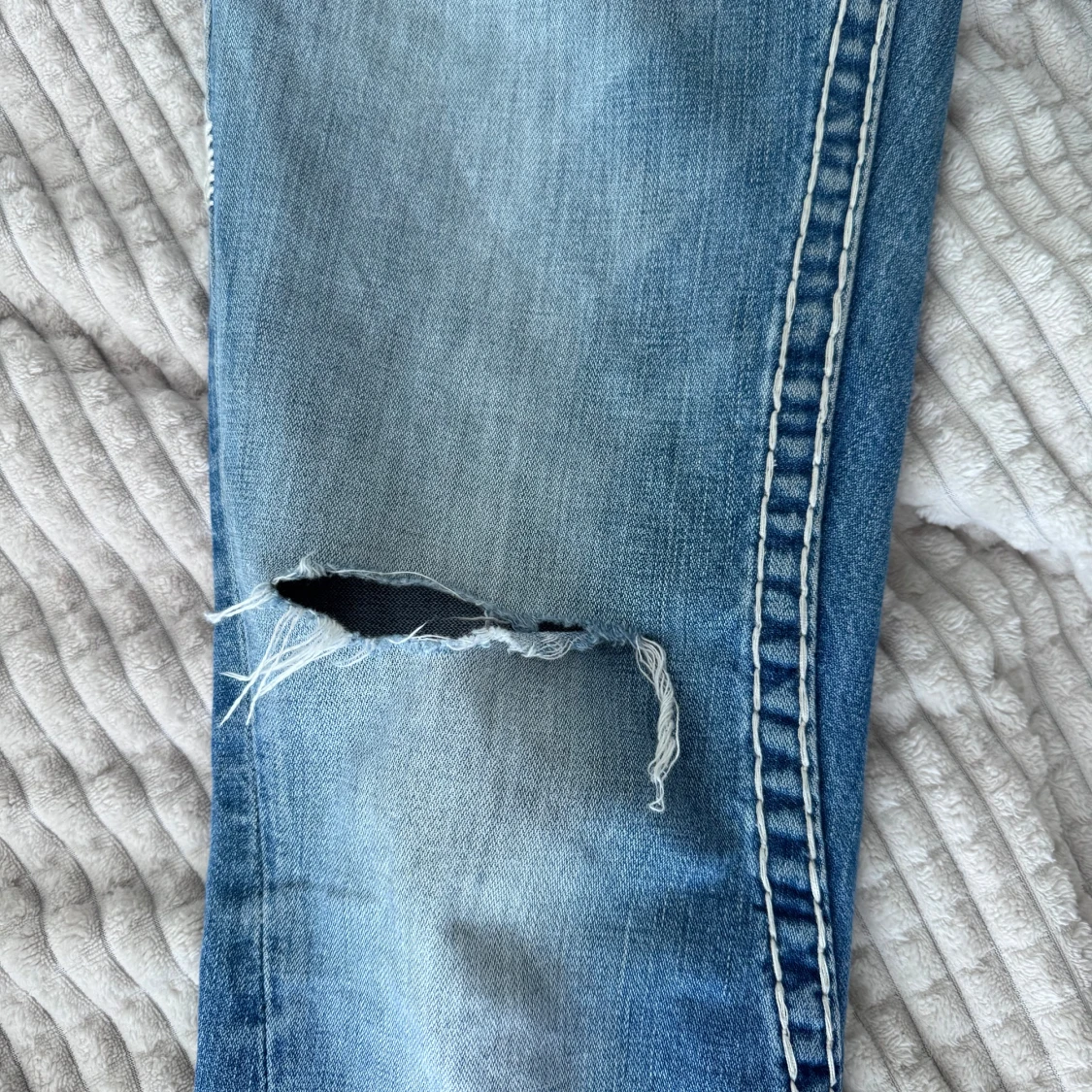 Blå bootcut jeans från True Religion - 3