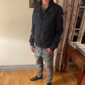 Mörkblå Monclerjacka! - Tja! Säljer en riktigt snygg mörkblå jacka från Moncler! Jackan har en stilren design med långärmade ärmar och en diskret logga på ärmen. Perfekt för en stilren look. Storleken är 3 vilket motsvarar S/M. Skicket på jackan är enligt mig grymt bra! Vid fler frågor är det bara att höra av sig!