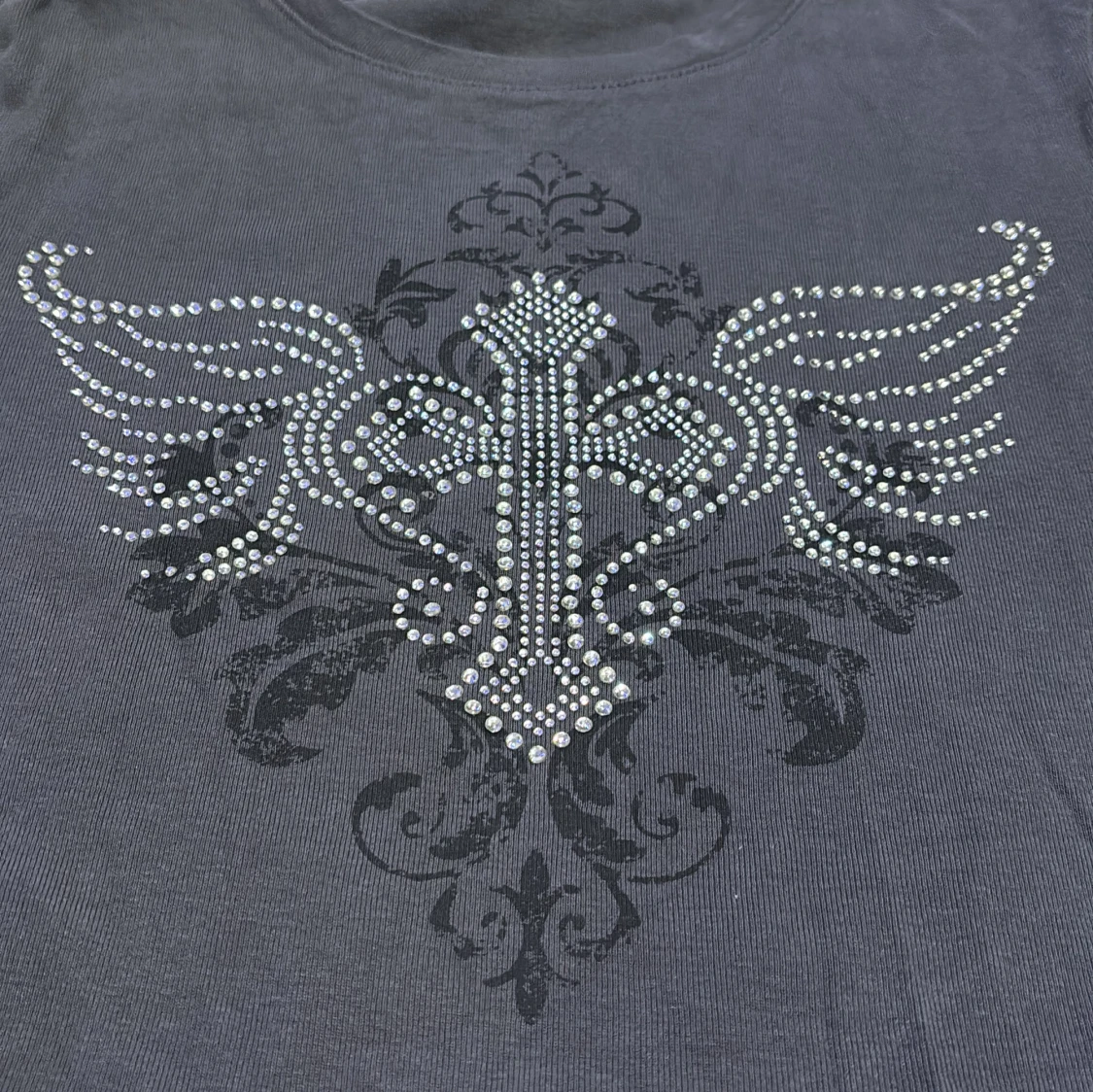 Svart kortärmad t-shirt med strassdetaljer - 2