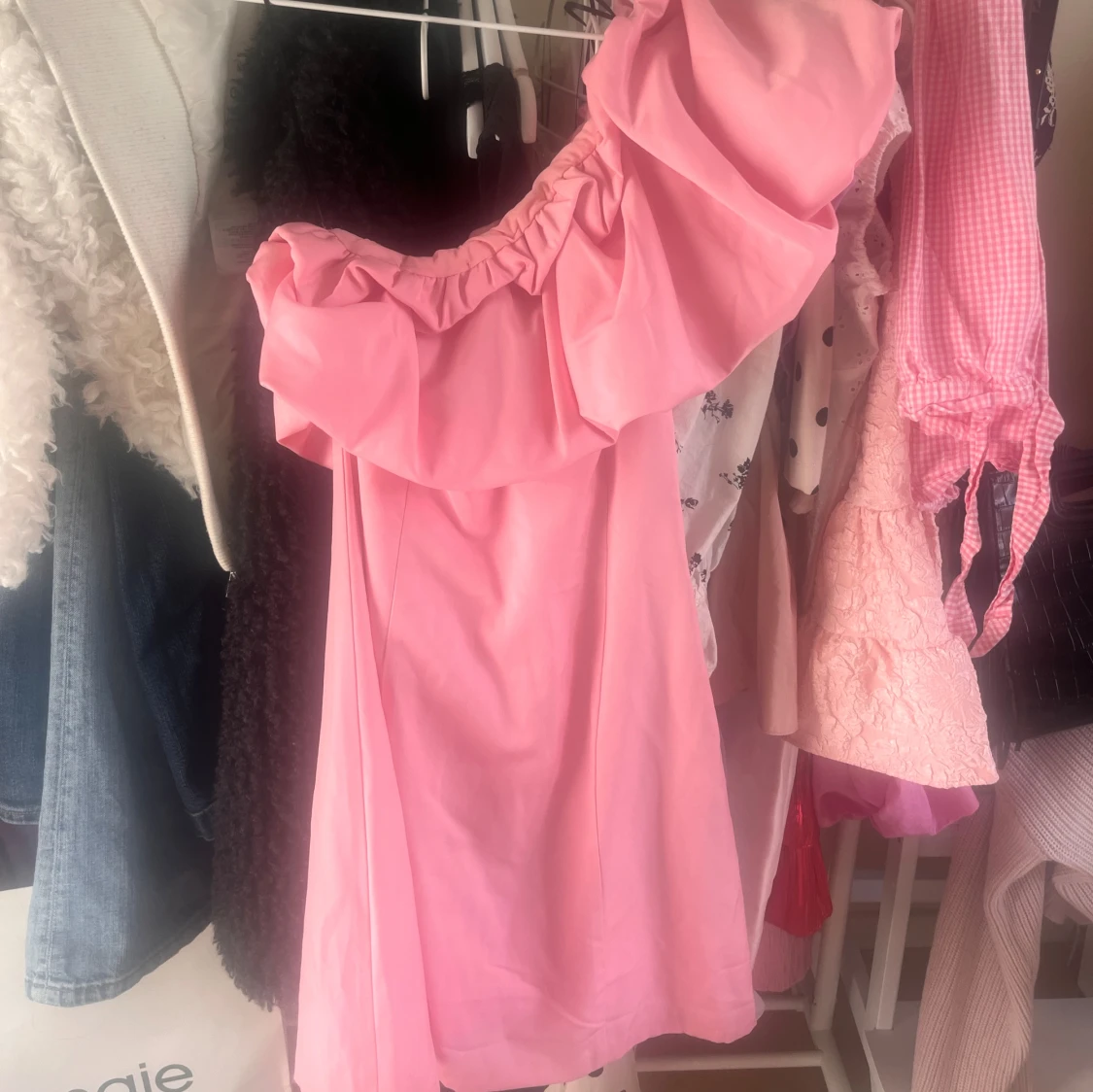 Trendig rosa oneshoulder klänning från HM - 1