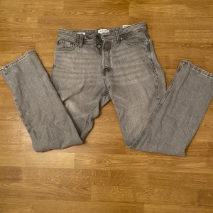 Gråa jeans w29 - Gråa jeans från Jack & Jones. Har blivit för små för mig men har inga tecken på skador! Hör gärna av er för eventuella frågor!