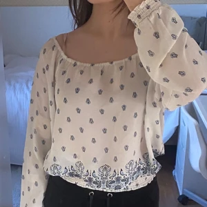 Supersöt blus - Säljer en jättefin mönstrad blus i vitt och blått💙🩵🤍Sval/tunn och skön, så man kan ha den på de varmaste sommardagarna även om den är långärmad. Storlek 158/164, så skulle säga ungefär XS och är från Kappahl. Fint skick, inga fläckar eller liknande utan är helt vit där den ska vara det. Bara att skriva om ni har frågor eller vill ha fler bilder 🥰