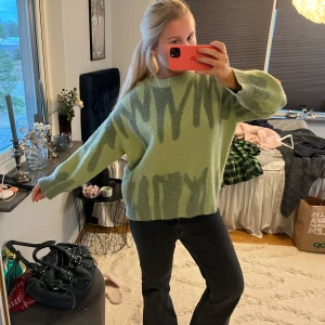 Snygg tröja  - Fin stickad tröja med unikt mönster 