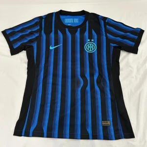 Inter Fotbollströja - Inter Fotbollströja 25/26 Storlek:M Toppen kvalitet, ny!🔥 Kolla in min profil för fler tröjor. Köp mer än 1 och få rabatt!