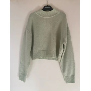 Grön stickad tröja  - Säljer en mysig ljusgrön/lindblomsgrön stickad tröja från HM💚storlek XS och i fint skick! Bara att skriva om ni har frågor eller vill ha fler bilder🥰